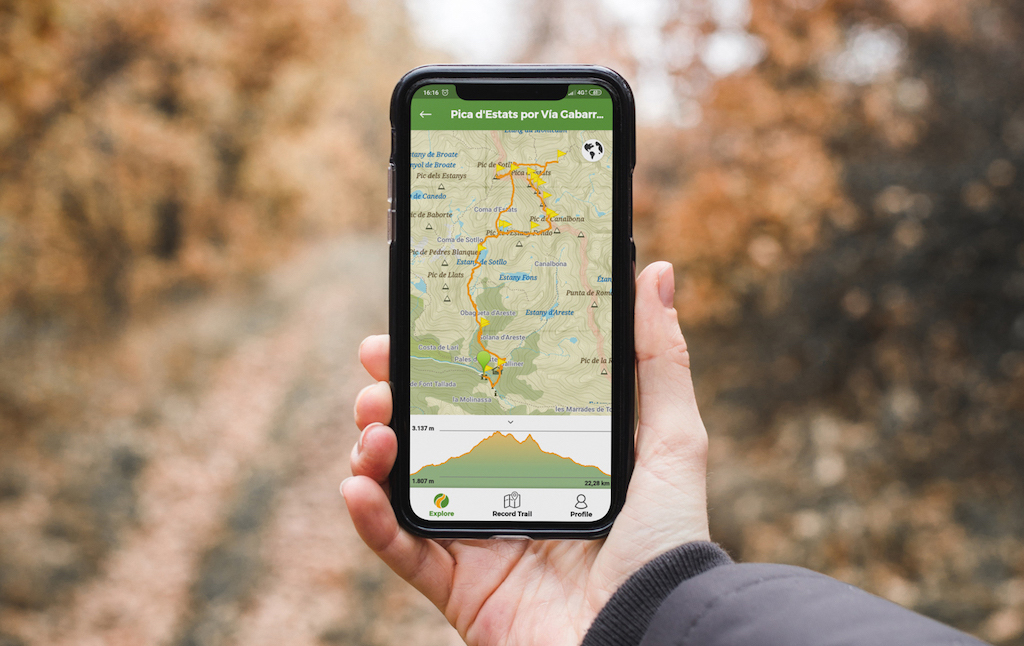 A mobile phone with an offline map from Wikiloc on the screen